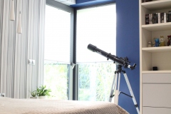 163.-sypialnia-granatowa-tapicerowane-wezglowie-panele-dapi-trojkaty-panele-pergo-pasy-sufit-obnizany