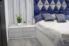 164.-sypialnia-granatowa-tapicerowane-wezglowie-panele-dapi-trojkaty-panele-pergo-pasy-sufit-obnizany