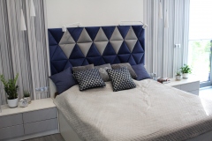 165.-sypialnia-granatowa-tapicerowane-wezglowie-panele-dapi-trojkaty-panele-pergo-pasy-sufit-obnizany