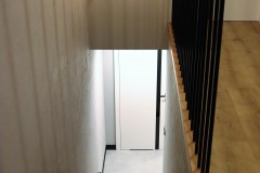 167.-klatka-schodowa-drewno-led-loft-lamele-schody-staircase-stare-wood-black