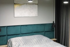 172.-sypialnia-drewno-szary-butelkowazielen-tapicerowane-wezglowie-bedroom-grey-wood-pillow-green