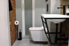 174.-mala-toaleta-wc-umywalka-loft-beton-cegła-small-toilet-concrete-bricks