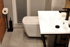 175.-mala-toaleta-wc-umywalka-loft-beton-cegła-small-toilet-concrete-bricks