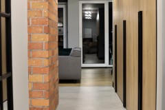 180.-przedpokoj-drewno-beton-czarny-loft-lustro-hall-wood-concrete-black-mirror