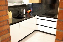 181.-kuchnia-granit-czarny-cegla-bialy-drewno-sprzet-AGD-kitchen-bricks-wood-white-black-loft