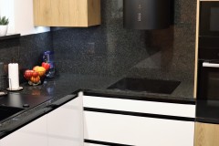 182.-kuchnia-granit-czarny-cegla-bialy-drewno-sprzet-AGD-kitchen-bricks-wood-white-black-loft
