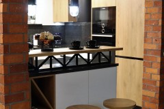 183.-kuchnia-granit-czarny-cegla-bialy-drewno-sprzet-AGD-kitchen-bricks-wood-white-black-loft