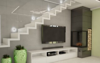 zielony we wnetrzu, zielona doniczka, kominek, białe schody dywanowe