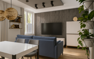 Nowoczesny salon w szarościach i złocie z betonem architektonicznym i złotymi dodatkami