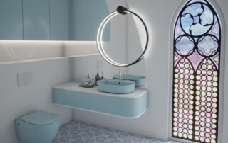 Bajkowe wnętrze łazienki z pastelowym kolorem, zaokrągloną zabudową i dekoracyjnym witrażem.