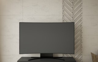 Nowoczesna ściana RTV w salonie z wielkoformatowymi płytami, dekoracyjnym wzorem w jodełkę i czarną szafką RTV ze złotymi detalami